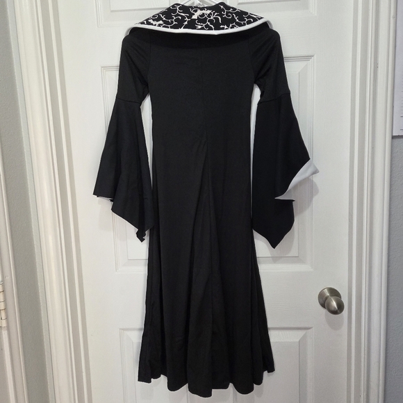 Spirit Halloween Child Midnight Vampiress Black & White Costume Size 6 Vampire - Picture 3 of 10